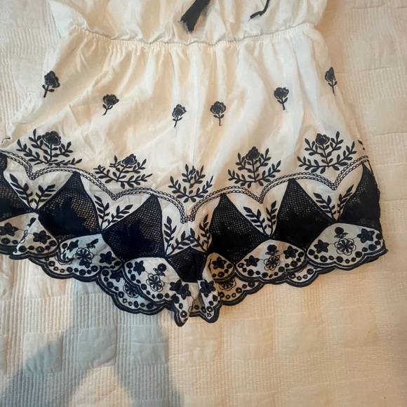 J By J.O.A. Embroidered Navy/White Romper LARGE - Picture 8 of 8